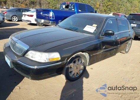 2005 Lincoln Town Car Signature Limited из США, поврежденный, VIN 1LNHM82W15Y664609